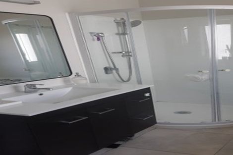 Photo of property in 1/32 Shanaway Rise, Hillcrest, Auckland, 0627