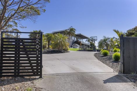 Photo of property in 201 Whangaparaoa Road, Red Beach, 0932