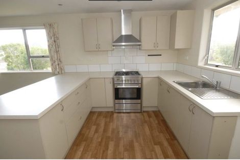 Photo of property in 13 Tahu Crescent, Sunnynook, Auckland, 0620