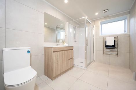 Photo of property in 14 Sovereign Place, Glenfield, Auckland, 0629