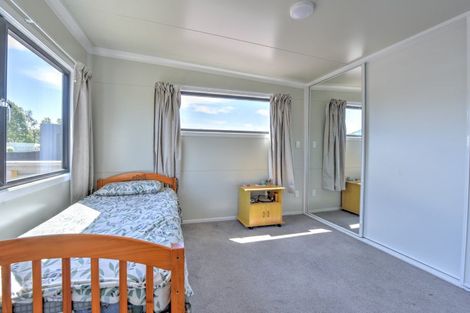 Photo of property in 2 Clifford Street, Clinton, 9534