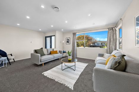 Photo of property in 27 Staverton Crescent, Mangere, Auckland, 2022