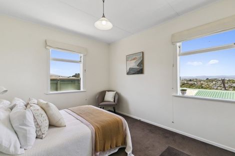 Photo of property in 5 Salford Street, Newlands, Wellington, 6037