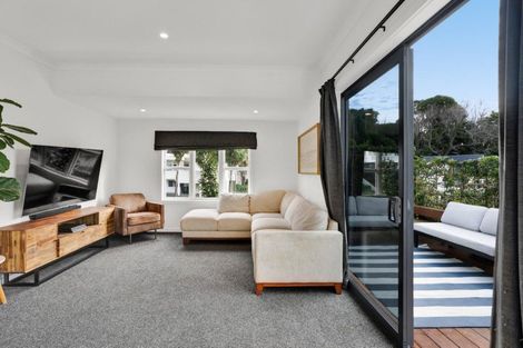 Photo of property in 15 Bracken Street, New Plymouth, 4310