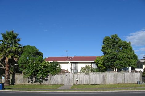 Photo of property in 1/32 Caribbean Drive, Unsworth Heights, Auckland, 0632