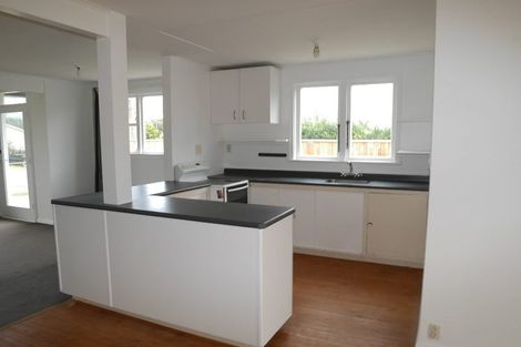 Photo of property in 17 Hemara Street, Waikanae Beach, Waikanae, 5036