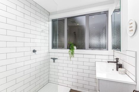 Photo of property in 112 Gloaming Hill, Titahi Bay, Porirua, 5022