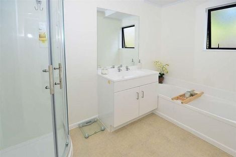 Photo of property in 2/20 Valecrest Place, Bayview, Auckland, 0629