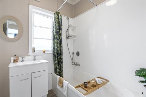 Photo of property in 42 Lincoln Avenue, Tawa, Wellington, 5028