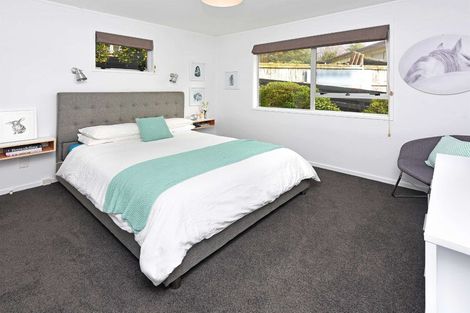 Photo of property in 16 Temuri Place, Glendene, Auckland, 0602
