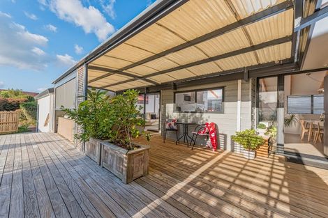 Photo of property in 32 Glucina Avenue, West Harbour, Auckland, 0618