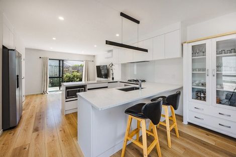 Photo of property in 27c Megan Avenue, Pakuranga Heights, Auckland, 2010