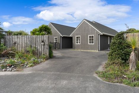 Photo of property in 14 Olliver Grove, Waikanae Beach, Waikanae, 5036