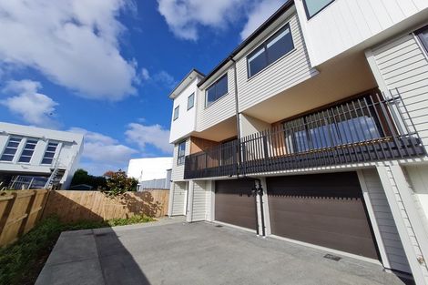 Photo of property in 8/5 Peachgrove Road, Te Atatu Peninsula, Auckland, 0610