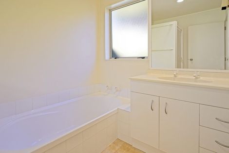 Photo of property in 2/30 Sunset Road, Unsworth Heights, Auckland, 0632