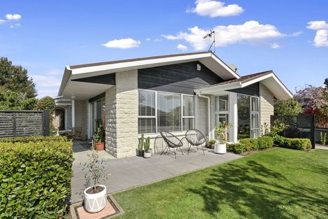 Photo of property in 16 Oakfield Street, Burnside, Christchurch, 8053