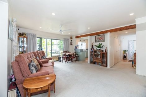 Photo of property in 10/485 Don Buck Road, Massey, Auckland, 0614