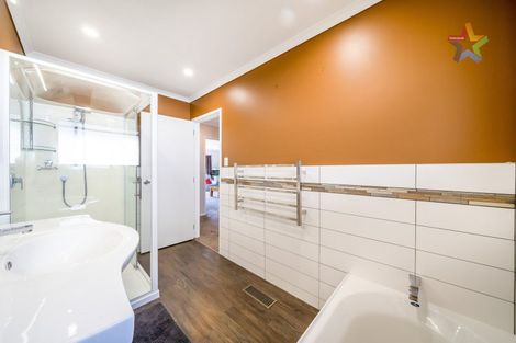 Photo of property in 1a Peel Place, Wainuiomata, Lower Hutt, 5014