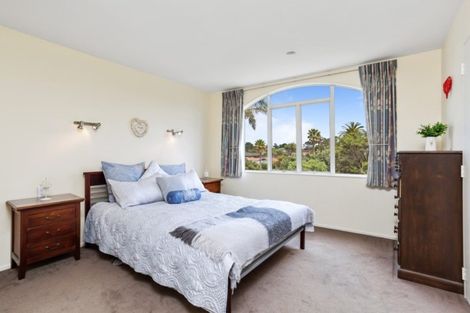 Photo of property in 18 Tyrico Close, Unsworth Heights, Auckland, 0632