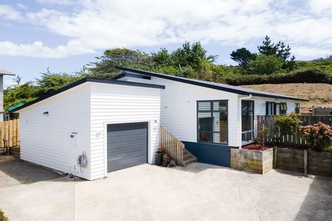 Photo of property in 42 Kenepuru Drive, Tawa, Wellington, 5028