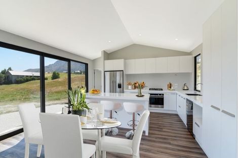 Photo of property in 16 Kinross Lane, Jacks Point, Queenstown, 9371