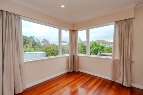 Photo of property in 19 Pinkerton Grove, Newlands, Wellington, 6037