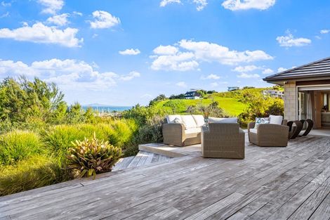 Photo of property in 21 Laguna Place, Matakatia, Whangaparaoa, 0930