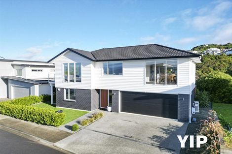 Photo of property in 10 Cromwell Point, Newlands, Wellington, 6037