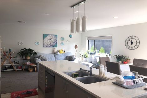 Photo of property in 8a Blythe Place, Glendene, Auckland, 0602