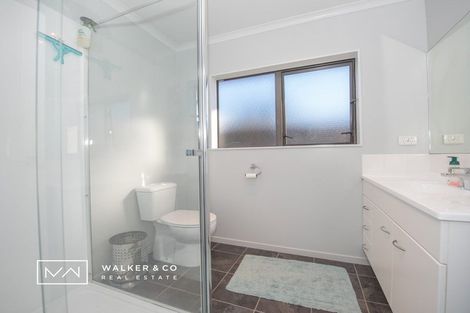 Photo of property in 22 James Nairn Grove, Riverstone Terraces, Upper Hutt, 5018