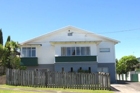 Photo of property in 1/16 Wernham Place, Northcote, Auckland, 0626