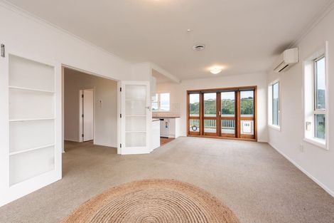 Photo of property in 20 Miles Crescent, Newlands, Wellington, 6037