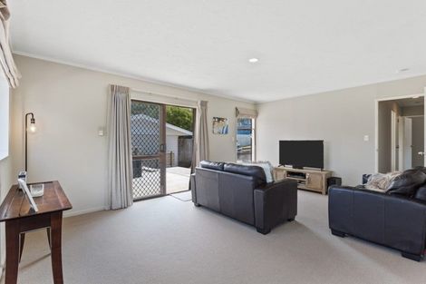 Photo of property in 2/12 Segedin Place, Glenfield, Auckland, 0629