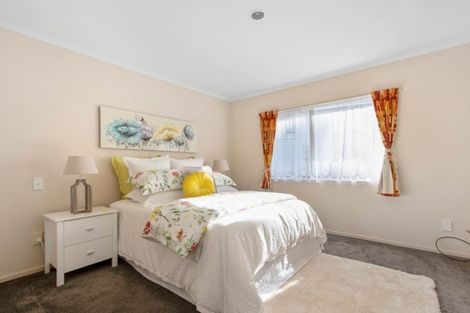 Photo of property in 25 Loughanure Place, Massey, Auckland, 0614