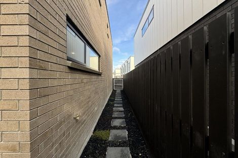 Photo of property in 2 Mikoikoi Crescent, Mangere Bridge, Auckland, 2022