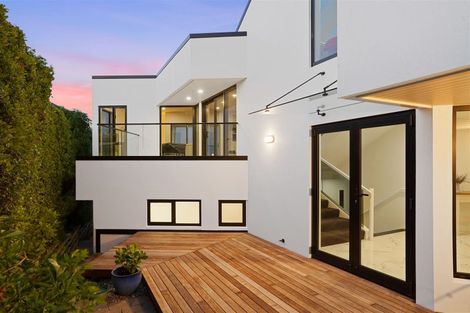 Photo of property in 2/11 Belleview Terrace, Mount Pleasant, Christchurch, 8081