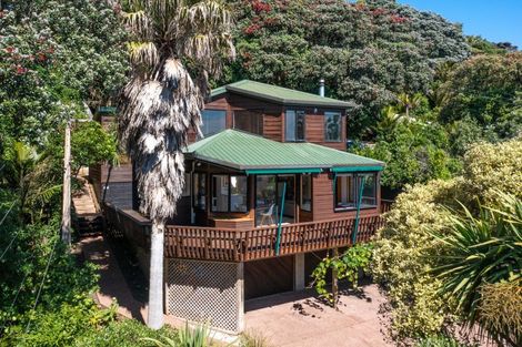 Photo of property in 79 Garden Road, Piha, New Lynn, 0772