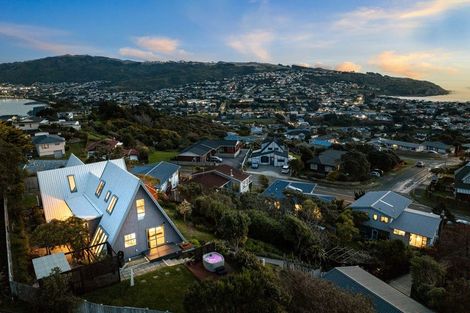 Photo of property in 112 Gloaming Hill, Titahi Bay, Porirua, 5022