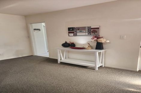 Photo of property in 2/51 Fields Parade, Oteha, Auckland, 0632