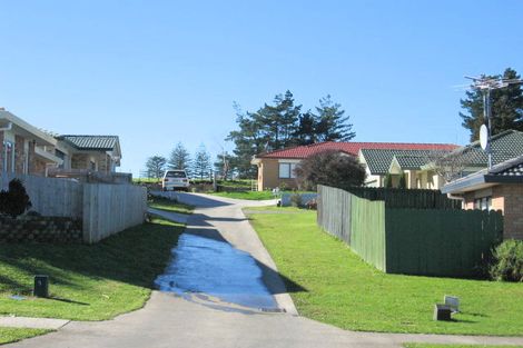 Photo of property in 8 Glenveagh Park Drive, Weymouth, Auckland, 2103
