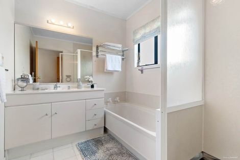 Photo of property in 16a Wilisa Rise, Goodwood Heights, Auckland, 2105