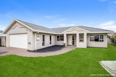 Photo of property in 13 Brookesmith Drive, Waiuku, 2123