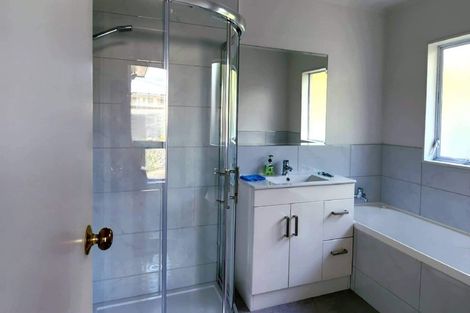 Photo of property in 11 Gloria Avenue, Te Atatu Peninsula, Auckland, 0610