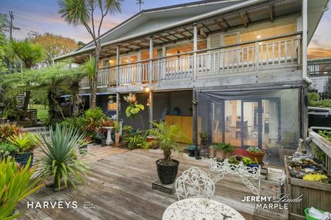 Photo of property in 12 Highland Avenue, Titirangi, Auckland, 0604