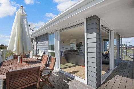 Photo of property in 9 Whata Street, Clarks Beach, 2122