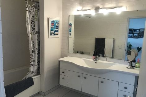 Photo of property in Seaview Apartments, 8/64 Milford Road, Milford, Auckland, 0620