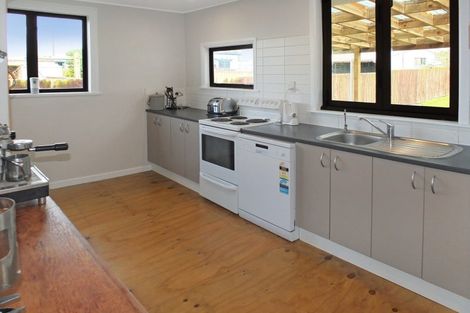 Photo of property in 2 Huia Street, Foxton Beach, Foxton, 4815