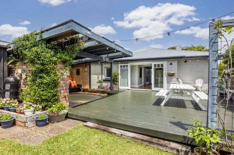 Photo of property in 8 Craigbank Avenue, New Lynn, Auckland, 0600