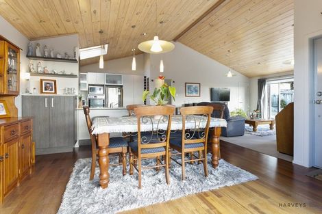 Photo of property in 11 Deane Avenue, Titirangi, Auckland, 0604