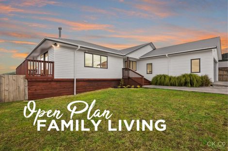 Photo of property in 102 Kirton Drive, Riverstone Terraces, Upper Hutt, 5018